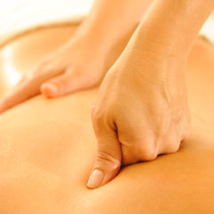 Belle femme dans une station thermale avec la thérapie de massage