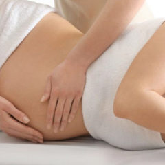Femme enceinte recevant un massage